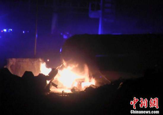 火災(zāi)現(xiàn)場，可以看到一個(gè)儲(chǔ)氣罐正在熊熊燃燒。